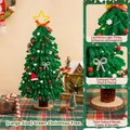 Vista dettagliata dell'albero di Natale fai-da-te con scovolini e luci a LED integrate. - Oversize / Albero di Natale verde