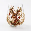 Detalle de un vaso de cristal navideño artístico con diseño de reno vintage - Reno de Navidad