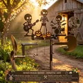 Détail d'une girouette cinétique en métal Halloween avec un groupe de rock squelette - Style Batteur Squelette (骏澜00083)