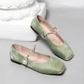 Hellgrüne Mary Jane Ballerinas mit Perlenkette und Metallkappe in der Detailansicht - 35 / Armeegrün