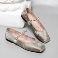 Elegante champagnerfarbene Samt-Mary-Janes mit goldener Karree-Spitze und Perle. - 35 / Camel