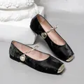 Detailansicht schwarzer Mary Jane Ballerinas aus Samt mit goldener Kappe und Perle - 35 / Schwarz