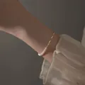 Vue détaillée d'un élégant bracelet coréen en perles et chaîne géométrique en or au poignet - Style Épissure Chaîne Géométrique Perle (MY36373)