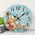 Horloge murale silencieuse côtière avec étoiles de mer et coquillages sur fond bois bleu - Design No.8 / 12 Pouces