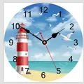 Horloge murale ronde représentant une scène de plage avec un phare rouge et blanc - Style 26 / 12 Pouces