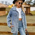 Stijlvol oversized blauw denim jack voor dames met vintage wassing en klassieke knopen. - S / Tops / Lichtblauw