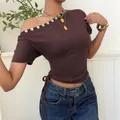 Braunes schulterfreies, schmales Crop-Top mit dekorativen Knöpfen und seitlichem Band - Braun