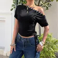 Sexy schwarzes kurzes Slim-T-Shirt mit einer Schulter, Knöpfen und Kordelzug-Detail - Schwarz