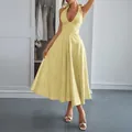 Robe midi jaune élégante à dos nu avec motif floral texturé pour les vacances d'été chic. - Jaune d'Or