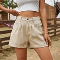 Gros plan sur un short en jean kaki à taille haute avec taille élastique et ourlet - S / Bas / Khaki Clair