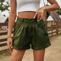 Gros plan sur le short en jean vert olive avec sa taille élastique et ses plis élégants. - S / Bas / Vert Militaire
