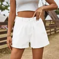 Gros plan sur un short en jean blanc à taille élastique et détails plissés - S / Bas / Blanc
