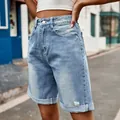 Détail montrant les ourlets déchirés et la texture du short bermuda en jean femme - S / Bas / Bleu
