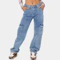 Detailansicht der hellblauen Damen-Cargohose mit Seitentaschen und elastischem Bund. - Neu Denim Hellblau