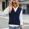 Elegante gilet in maglia blu scuro con scollo a V per donna in ambiente cittadino - Blu Zaffiro
