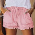 Detalle de pantalones cortos vaqueros rosas para mujer con cordón y dobladillo deshilachado - Rosa