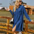 Vista detallada de un vestido de mezclilla lavado vintage con dobladillo deshilachado - S / Vestidos / Azul marino