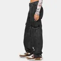Seitenansicht der modischen schwarzen Vintage-Damen-Cargo-Jeans mit Seitentaschen - Schwarz-Grau Denim