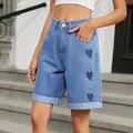Vue détaillée d'un short en jean bleu avec broderie cœur et ourlet retroussé élégant. - S / Bas / Cœur Bleu Clair