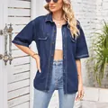 Dettaglio camicia di jeans blu scuro a maniche corte da donna con chiusura a bottoni - Taglia S / Top / Blu scuro