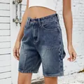 Detalle de cerca de las bermudas vaqueras lavadas de tiro alto para mujer con bolsillos - S / Bottoms / Azul