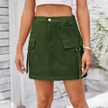Détail d'une mini-jupe cargo en denim délavé avec poches à rabat et lanières à anneaux. - S / Vert Militaire