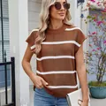 Detailaufnahme einer braun-weiß gestreiften Strickweste für Damen in herbstlicher Atmosphäre. - S / Oberteile / Karamell-weiß gestreift (6001-1)