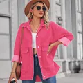 Detailansicht der leuchtend pinkfarbenen, lockeren Jeansjacke an einem Modemodell. - S / Oberteile / Rosa