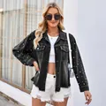 Detailansicht einer gewaschenen schwarzen Jeansjacke mit eleganten Perlenakzenten - S / Oberteile / Schwarz und Grau