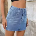 Détail d'une mini-jupe en jean bleu délavé avec effet moustache et strass brillants. - S / Bas / Bleu clair
