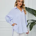 Vue détaillée d'une chemise à rayures bleues avec poignets smockés et coupe oversize décontractée. - S / Top (MF9005) / Bleu