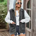 Nahaufnahme einer übergroßen grauen Jeansweste mit Kapuze über einem weißen Sweatshirt - S / Abnehmbare Kapuze Stil / Schwarz und Grau