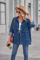 Stilvolle Frau in einer klassischen blauen Oversize-Jeansjacke in einem Stadtviertel - S / Oberteile / Dunkelblau