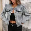 Detailansicht einer hellblauen Jeansjacke mit großem Rüschenkragen und Metallknöpfen - 2XL / Oberteile / Blau