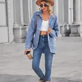 Detailansicht einer locker sitzenden Retro-Jeansjacke in einem klassischen Streetstyle - S / Oberteile / Hellblau