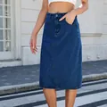Detailopname van een slim-fit gewassen denim midirok met hoge taille en unieke stikseldetails - S / Donkerblauw