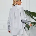 Vue arrière d'un chemisier rayé bleu pour femme avec poignets smockés et ourlet asymétrique - S / Top (MF9005) / Noir
