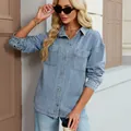 Modella che indossa una giacca di camicia di jeans lavata vintage con spacchi - Taglia S / Top / Azzurro