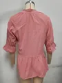 Vista posteriore di un top corto rosa pieghettato con maniche a volant e dettaglio peplo - Taglia S / Top / Rosa