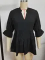 Vista dettagliata di una blusa nera con scollo a V a balze e maniche a volant su manichino - Taglia S / Top / Nero