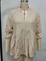 Vista frontale maglia beige scollo V con volant e orlo a balze su manichino professionale - Taglia S / Top / Cammello