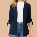 Dettaglio ravvicinato del blazer blu navy con fodera a righe sui polsini risvoltati - Taglia S / Top / Blu Marino