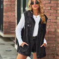 Modische Oversize Denim Weste in Schwarz für Damen mit weißem Langarmshirt kombiniert - XS / Oberteile / Schwarz und Grau