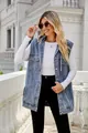 Detailansicht einer lässigen blauen Denim-Weste mit grauer Kapuze an einem Model - XS / Oberteile / Blau