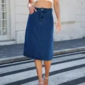 Moderne gewassen blauwe denim midi-rok met elegant V-naad detail in een stadsstraat - S / Zwart en Grijs