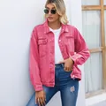 Volledige opname van een vrouw met een stijlvolle roze vintage gewassen spijkerjas - S / Tops / Roze