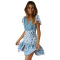 Böhmisches blau-weißes Blumenkleid mit V-Ausschnitt, Wickeloptik und kurzen Rüschenärmeln - Himmelblau