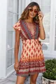 Böhmisches Mini-Kleid mit V-Ausschnitt, kurzen Ärmeln und lebendigen Stammesmustern - Orange