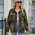 Veste en jean délavée rétro pour femme avec imprimé léopard vintage et boutons - Imprimé léopard