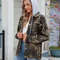 Détail d'une veste en jean léopard vintage pour femme avec capuche et boutons argentés - S / Top (Avec Capuche Amovible) / Imprimé léopard